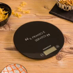 Bilancia da cucina digitale nera tonda con scritta