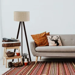 Lampada da terra con paralume beige e base nera Ayd