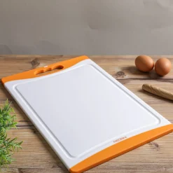Tagliere 36x25 cm in plastica con bordi in gomma