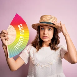 Ventaglio legno con scritta caldo illegale arcobaleno